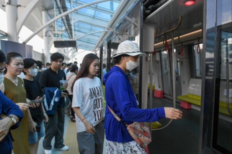许多河内市民每天搭乘呠—河内火车站轻轨车（高架段）出行。（本报记者 水源摄）