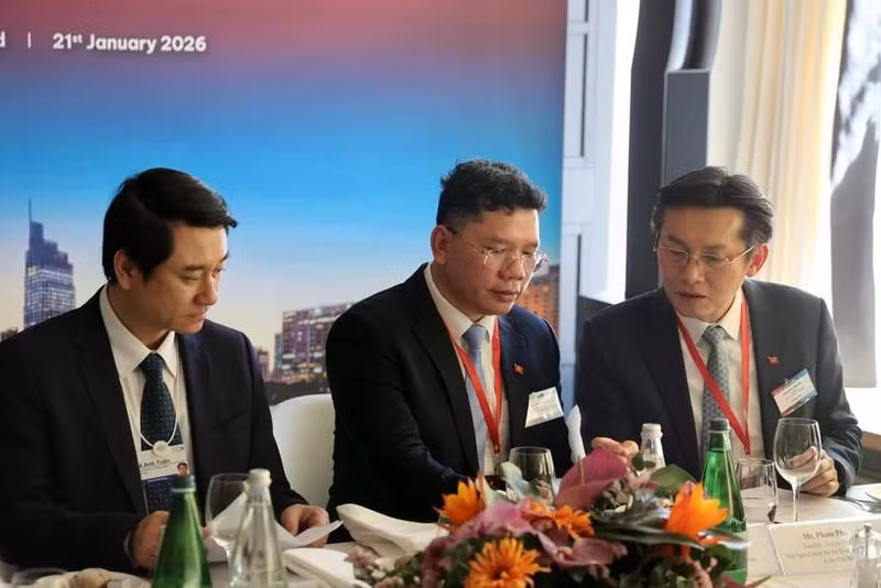 外交部副部长黎英俊（左一）与胡志明市人民委员会副主席黄原营（中）出席活动。（图片来源：越通社）