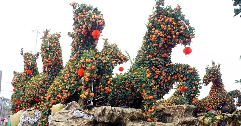 兴安省米处乡兴心园艺户创作的作品《马到成功》，造型为8匹骏马飞奔向前。（图片来源：越通社）