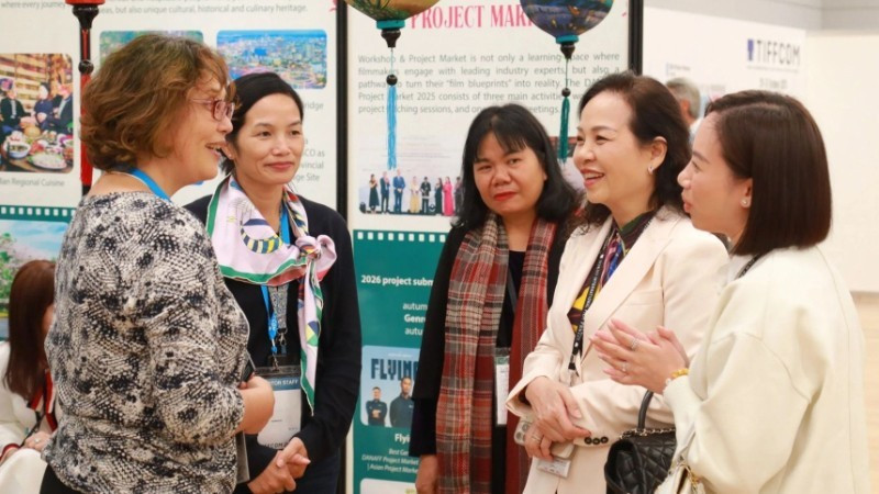 越南电影促进与发展协会（VFDA）主席吴芳兰向国际嘉宾介绍岘港亚洲电影节及越南取景地。（图片来源：VFDA）