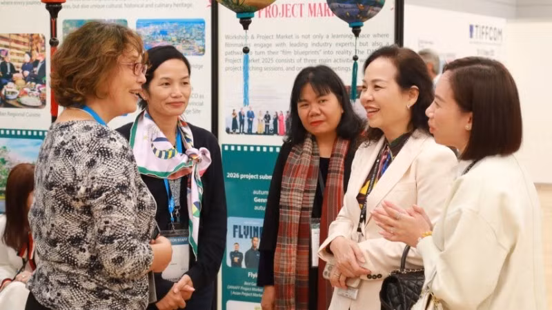 越南电影促进与发展协会（VFDA）主席吴芳兰向国际嘉宾介绍岘港亚洲电影节及越南取景地。（图片来源：VFDA）