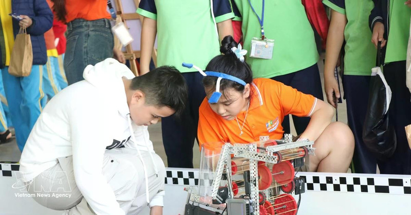 在FPT Schools岘港机器人公开赛上，学生们体验机器人操控。