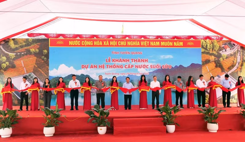 宣光省领导同志为丑溪供水工程剪彩揭幕。