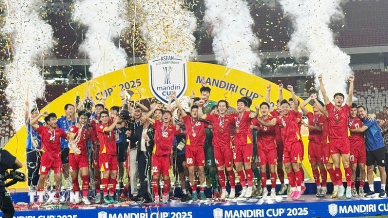 越南U23球员在格罗拉·邦卡诺体育场欢欣鼓舞地高举2025年东南亚U23锦标赛冠军奖杯。（图片来源：越通社）