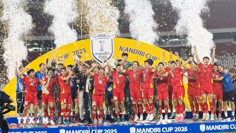越南U23球员在格罗拉·邦卡诺体育场欢欣鼓舞地高举2025年东南亚U23锦标赛冠军奖杯。（图片来源：越通社）