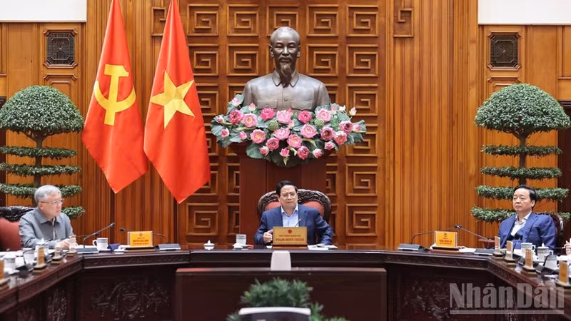 范明正总理主持召开政府常务会议。