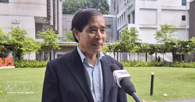 新加坡国立大学李光耀公共政策学院教授武明姜接受越通社驻新加坡记者的采访。（图片来源：越通社）