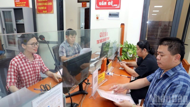 在谅山省芝陵乡，公务人员正为群众办理行政手续。