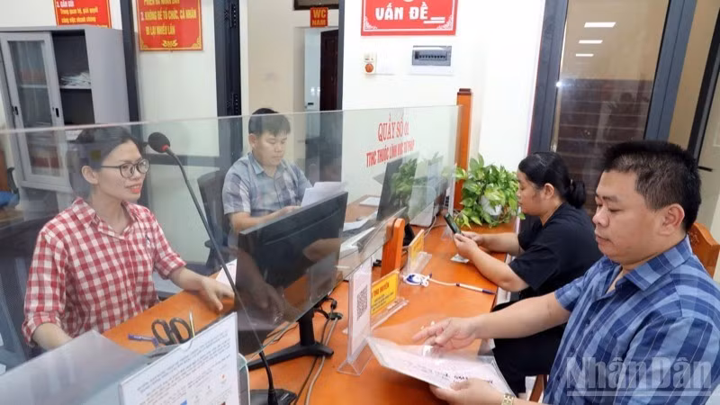 在谅山省芝陵乡，公务人员正为群众办理行政手续。