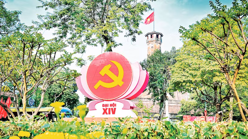 为迎接越共十四大，首都河内精心布置、焕然一新。（宝龙摄）