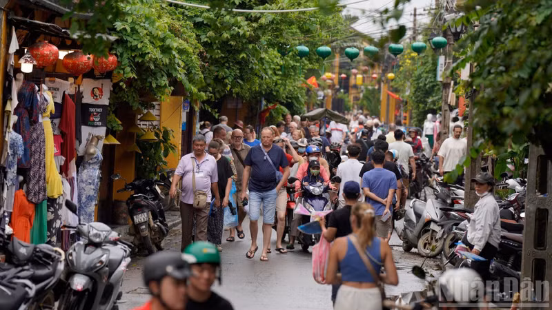 会安古镇小贩恢复营业，保障居民生活供应。