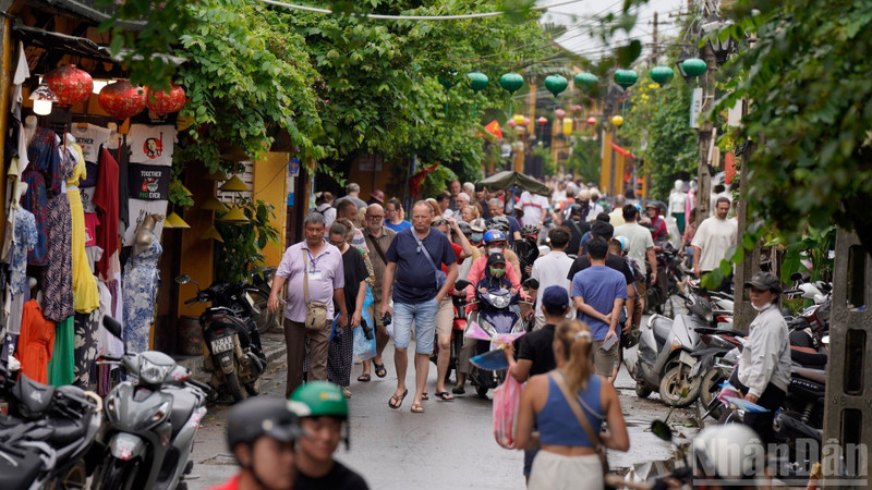 会安古镇小贩恢复营业，保障居民生活供应。