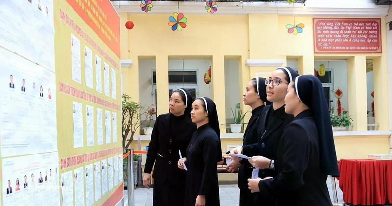 还剑郡第1投票区，31号圣十字会女修会的修女们在查看候选人名单。