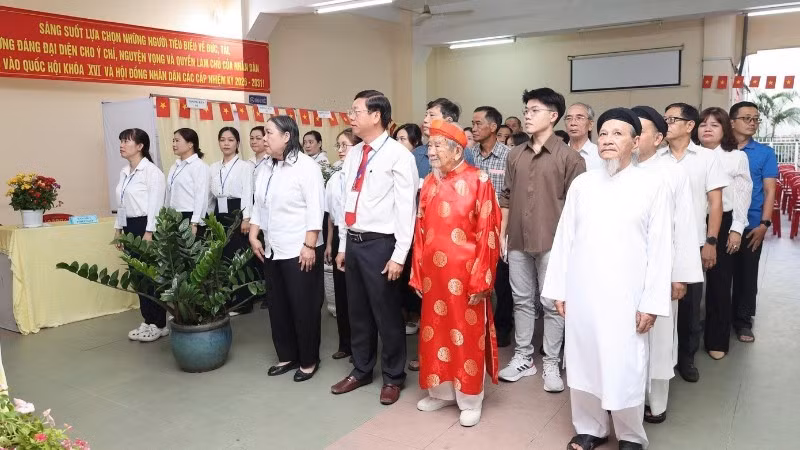 106岁的研究家阮廷思身穿红色奥黛，于3月15日上午参加投票。