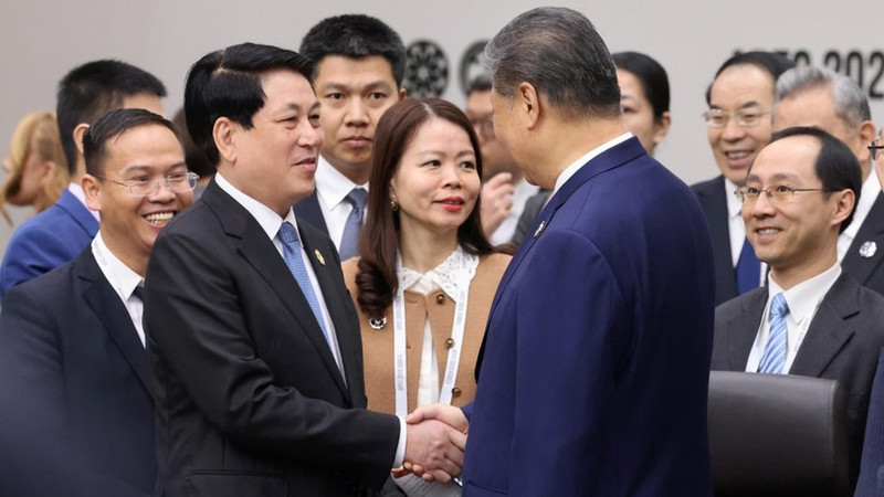 越南国家主席梁强在2025年亚太经济合作组织(APEC)领导人会议期间会见中共中央总书记、中国国家主席习近平。(图片来源:越通社)