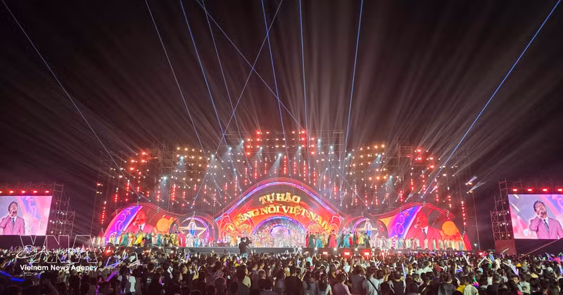 第17届全国广播节开幕式暨“新纪元的声音”艺术节目在广宁省下龙坊10·30广场举行。