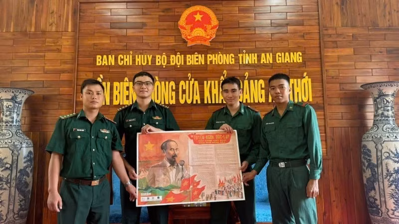 将《人民报》特别副刊送至坚江省富国边防战士手中