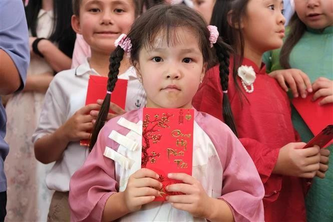 在南非越南儿童在活动上收受压岁钱。