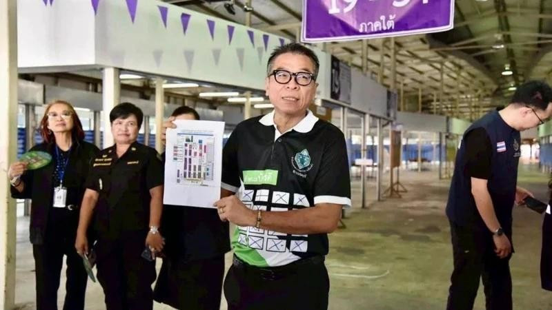 泰国选举委员会秘书长视察曼谷邦卡皮区提前投票的准备工作。（图片来源：泰国选举委员会）