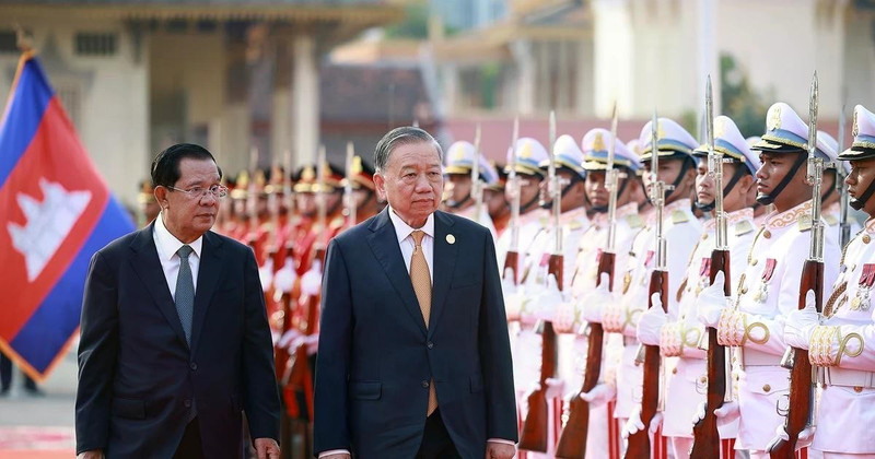 两位领导检阅仪仗队。（图片来源：越通社）