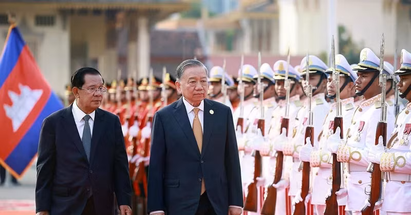 两位领导检阅仪仗队。（图片来源：越通社）