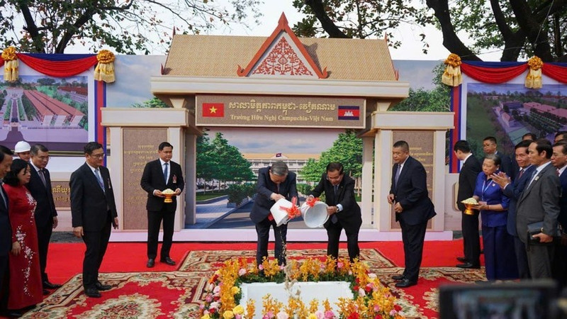 越共中央总书记苏林出席柬埔寨—越南友谊学校奠基仪式。