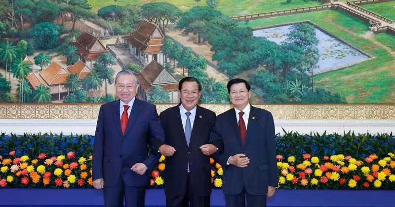 越共中央总书记苏林与柬埔寨人民党主席洪森、老挝人民革命党中央委员会总书记通伦·西苏里合影。（图片来源：越通社）
