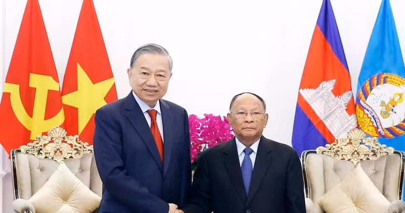 越共中央总书记苏林会见柬埔寨人民党名誉主席韩桑林。（图片来源：越通社）