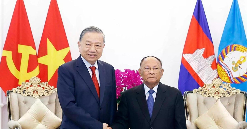 越共中央总书记苏林会见柬埔寨人民党名誉主席韩桑林。（图片来源：越通社）