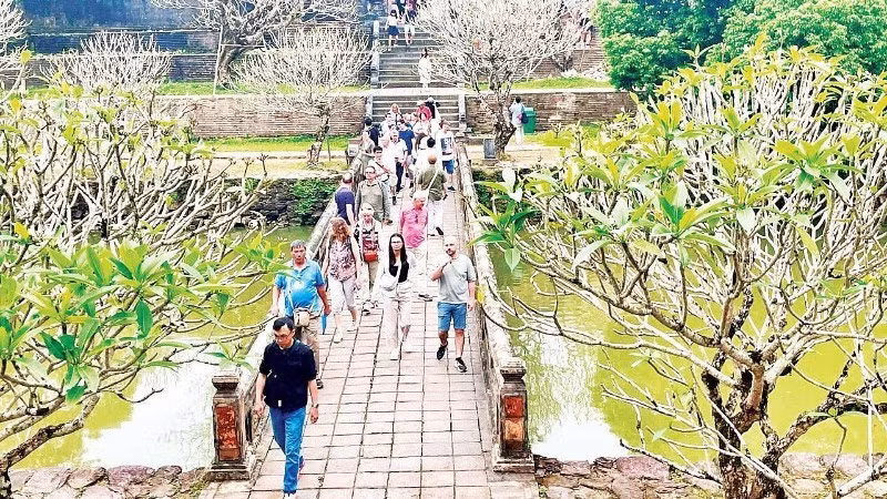 外国游客参观顺化一处历史遗迹。