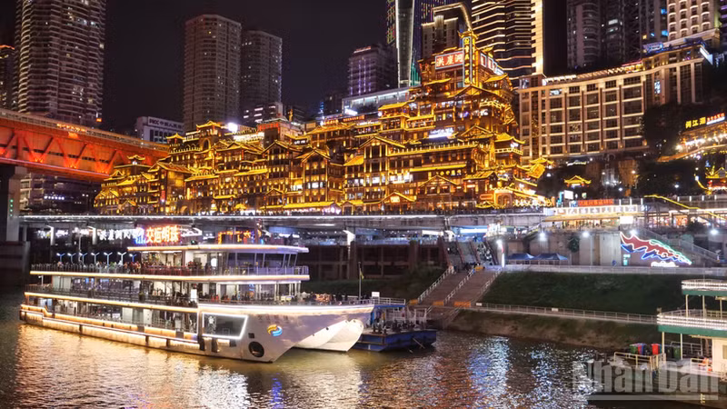 游客乘坐游船欣赏重庆夜景。（胡军摄）