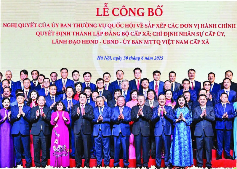 党、国家和河内市委领导与河内新设乡、坊主要干部同志合影。