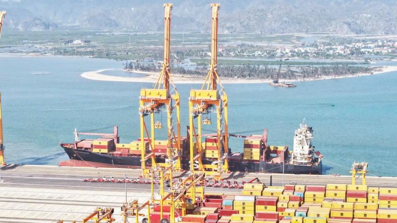 海防市继续发挥海港竞争优势。图为沥县港作业场景。（本报记者 英军摄）