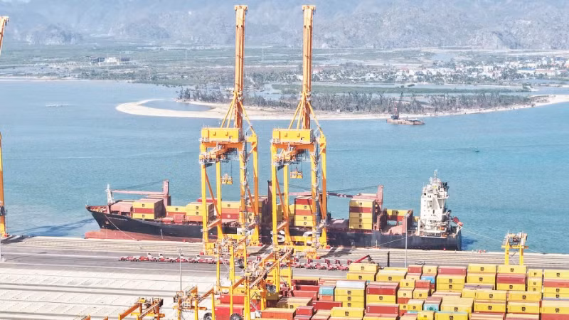 海防市继续发挥海港竞争优势。图为沥县港作业场景。（本报记者 英军摄）