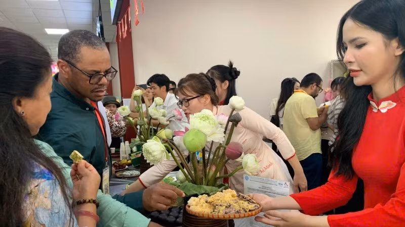 代表团参观并品尝了宁平省的OCOP产品。