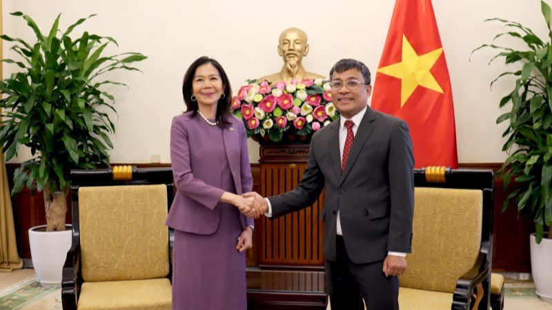 越南外交部常务副部长阮明宇会见联合国常驻越南协调员宝琳·塔梅西斯。（图片来源：世界与越南报）