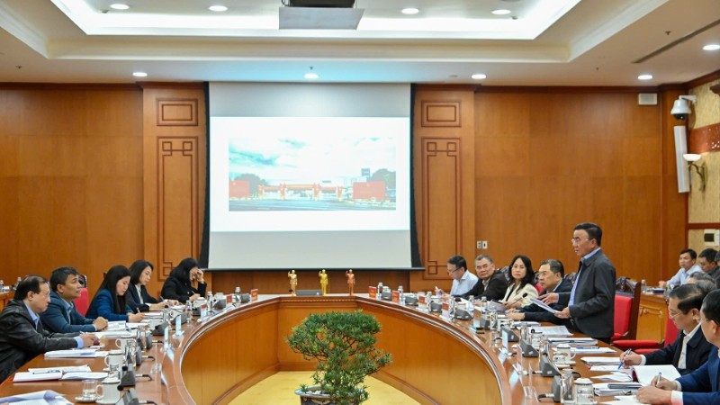 陈锦秀同志主持召开越共十四大服务组织小组常务会议。