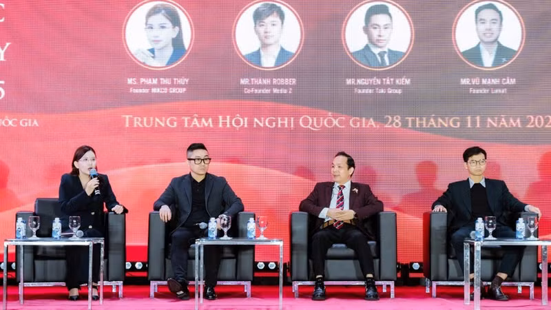 经济专家在2025年国家创业论坛上展开讨论。