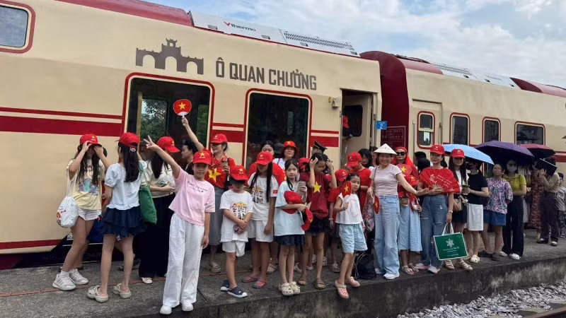 游客们兴致勃勃地体验河内这条全新旅游列车线路。