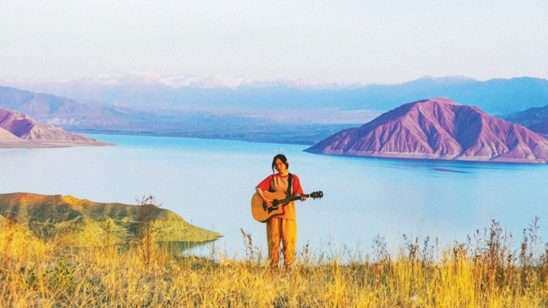 梅香在探索吉尔吉斯斯坦托克托古尔水库地区时的美丽瞬间。
