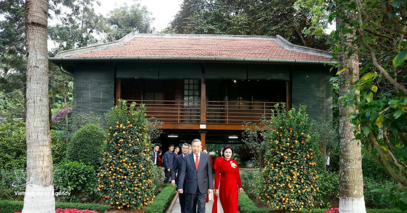 苏林总书记在胡志明主席遗迹区。（图片来源：越通社）