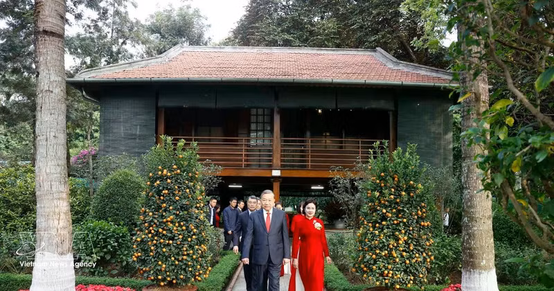 苏林总书记在胡志明主席遗迹区。（图片来源：越通社）