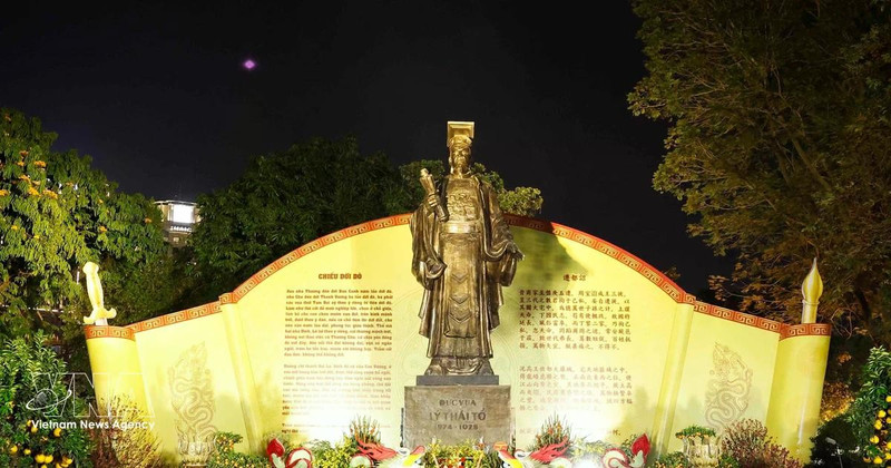 越共中央总书记苏林率领中央工作代表团前往李太祖皇帝像前上香。（图片来源：越通社）