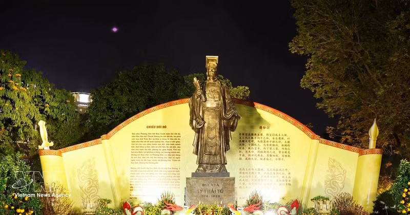 越共中央总书记苏林率领中央工作代表团前往李太祖皇帝像前上香。（图片来源：越通社）