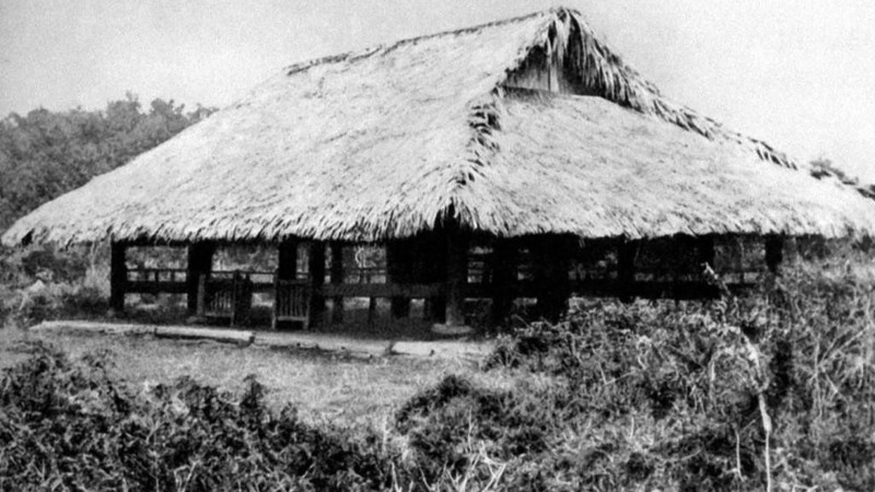 宣光省山阳县新朝亭 —— 1945年8月16日，越盟召开的全国人民代表大会在此举行。大会通过了《越盟十大政策》、通过了《总起义令》，并规定了国旗、国歌；同时成立了民族解放委员会，即临时政府，由胡志明同志担任主席。（图片来源：越通社资料）