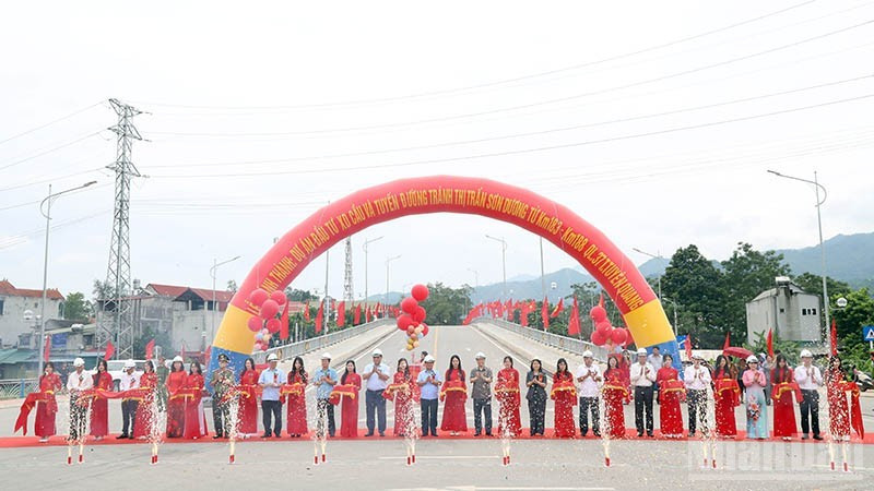 各位代表为宣光省山阳乡绕镇公路及大桥建设项目剪彩落成。