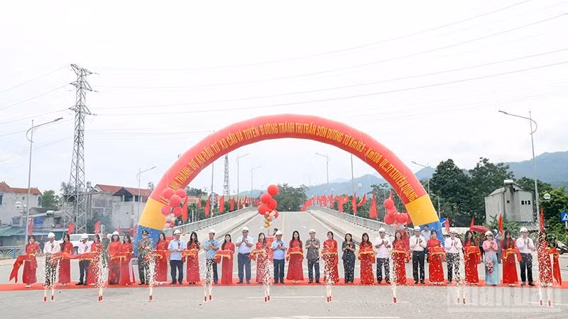 各位代表为宣光省山阳乡绕镇公路及大桥建设项目剪彩落成。