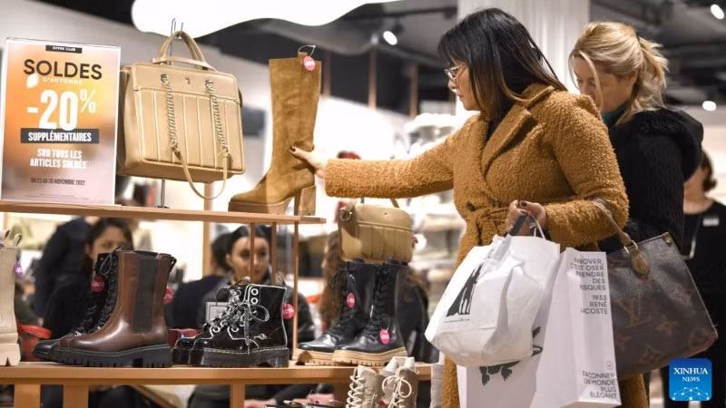 瑞士日内瓦市民在一家商店内购物。（图片：新华社）