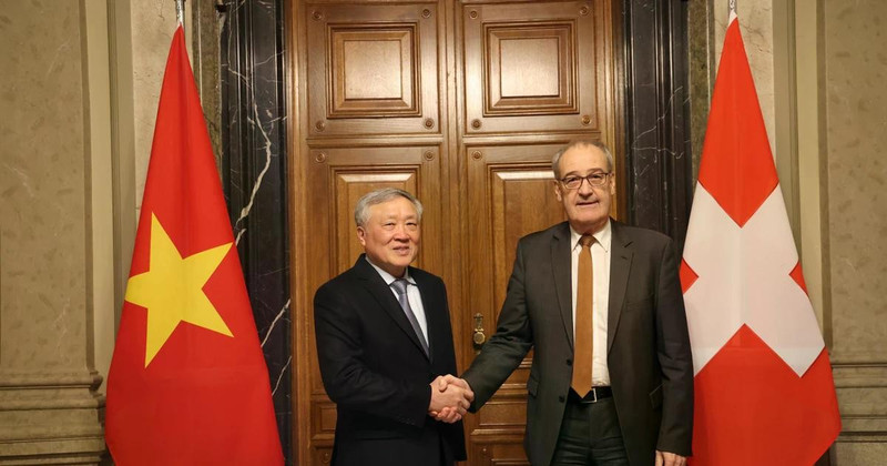 越南政府常务副总理阮和平与瑞士联邦总统兼经济、教育与科研部长居伊·帕尔默林（Guy Parmelin）。（图片来源：越通社）