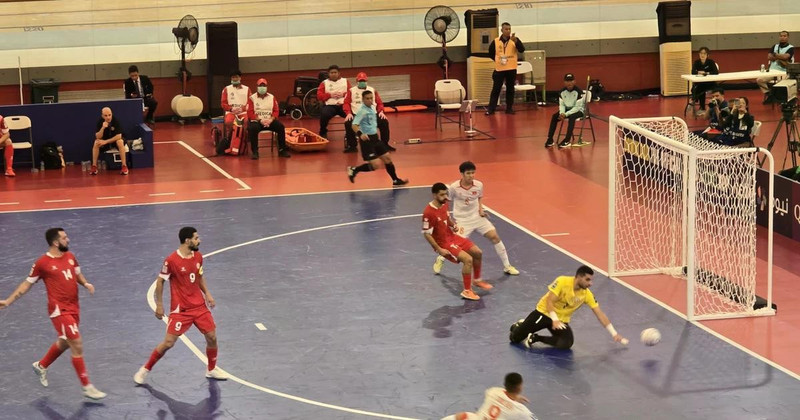越南五人制足球队与黎巴嫩队角逐。（图片来源：越通社）